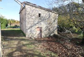 Građevinsko zemljište sa pomoćnim objektom, Pićan, Γη