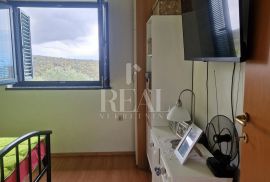 DOBRINJ-PREKRASNA KUĆA S LIJEPIM POGLEDOM, P+1, 138 m2, Dobrinj, Famiglia