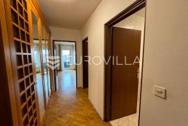 Đakovo, strogi Centar, jednosoban stan 40 m2 s liftom, Đakovo, Appartement