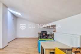 Istra, Novigrad, stan 90 m2 sa mansardom i dvije spavaće sobe, Novigrad, Flat