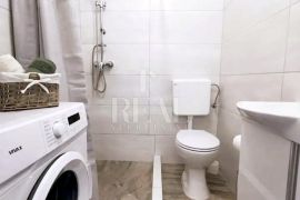 Pula stan 50m2 2ss+db,blizina City mola sa dvorištem 50m2 !, Pula, Flat