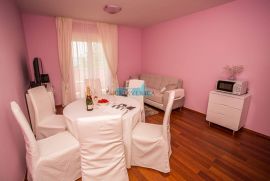 Crikvenica - kuća s 5 apartmana, garažom, 9 parkirnih mjesta udaljena 250 m od mora, Crikvenica, Casa