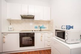 Crikvenica - kuća s 5 apartmana, garažom, 9 parkirnih mjesta udaljena 250 m od mora, Crikvenica, Casa