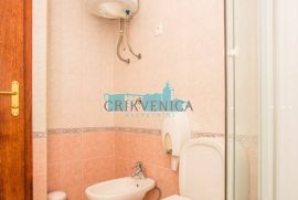 Crikvenica - kuća s 5 apartmana, garažom, 9 parkirnih mjesta udaljena 250 m od mora, Crikvenica, Casa