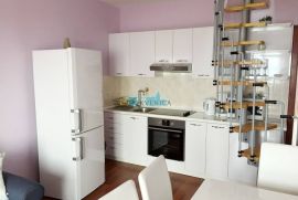 Crikvenica - kuća s 5 apartmana, garažom, 9 parkirnih mjesta udaljena 250 m od mora, Crikvenica, Casa