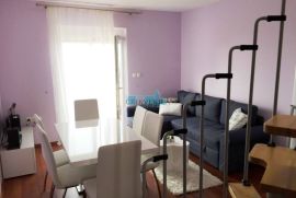 Crikvenica - kuća s 5 apartmana, garažom, 9 parkirnih mjesta udaljena 250 m od mora, Crikvenica, Casa