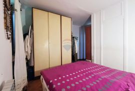 Kostrena, etaža kuće s 2 garaže i okućnicom, Kostrena, Appartement