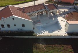 ISTRA, TINJAN Kvalitetna kuća za odmor 160 m2 s bazenom, Tinjan, Maison