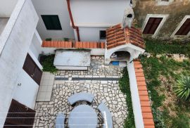 Dramalj,Crikvenica - kuća 250 m od mora, 3 stana, parking, Crikvenica, House