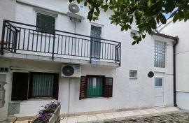 Dramalj,Crikvenica - kuća 250 m od mora, 3 stana, parking, Crikvenica, House