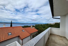 Dramalj,Crikvenica - kuća 250 m od mora, 3 stana, parking, Crikvenica, House