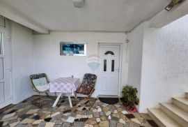 Dramalj,Crikvenica - kuća 250 m od mora, 3 stana, parking, Crikvenica, House