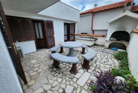 Dramalj,Crikvenica - kuća 250 m od mora, 3 stana, parking, Crikvenica, House