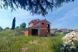 Kanfanar, okolica, prekrasna kuća i građevinsko zemljište na lijepoj i traženoj lokaciji, Kanfanar, Casa