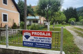 Gorski kotar, Brod na Kupi - autohtona kuća za adaptaciju na 50 m udaljenosti od Kupe, Delnice, Maison