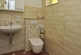 Istra, Poreč, apartmanska kuća s 5 stambenih jedinica i bazenom, Poreč, House