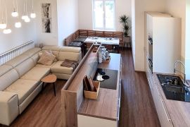 Istra, Pula - jedinstveni stan u villi 130m2, na 3 etaže, lift, pogled na more, Pula, Apartamento