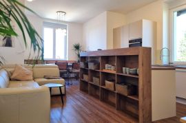 Istra, Pula - jedinstveni stan u villi 130m2, na 3 etaže, lift, pogled na more, Pula, Apartamento