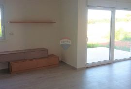 Umag - novo prizemlje s vrtom blizu plaže, Umag, Appartment