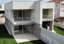 Novigrad okolica, dvoetažni stan 200 m od mora, Novigrad, Apartamento