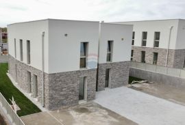 Novigrad okolica, dvoetažni stan 200 m od mora, Novigrad, Apartamento