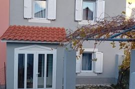 Otok Krk,Omišalj, autohtona kuća 90 m2, kompletno renovirana, Omišalj, Σπίτι