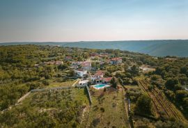 Istra, Kunj - Villa s bazenom i okućnicom od 2208 m2, Raša, Дом