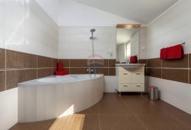 Istra, Medulin, Apartmanska kuća s 7 apartmana i bazenom, Medulin, Haus