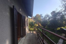 Brinje, kuća na parceli od 1230 m2, Brinje, House