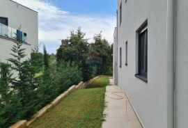 Poreč: Moderan stan 3 ss u prizemlju + dvorište 160 m2, Poreč, Wohnung