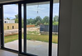 Poreč: Moderan stan 3 ss u prizemlju + dvorište 160 m2, Poreč, Wohnung