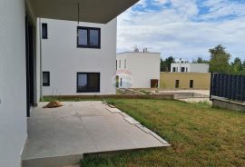 Poreč: Moderan stan 3 ss u prizemlju + dvorište 160 m2, Poreč, Wohnung