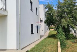 Poreč: Moderan stan 3 ss u prizemlju + dvorište 160 m2, Poreč, Wohnung