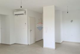 Poreč: Stan u prizemlju novogradnje s dvorištem 160 m2, Poreč, Kвартира