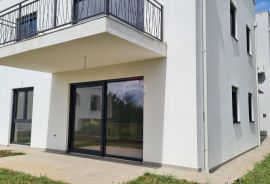 Poreč: Stan u prizemlju novogradnje s dvorištem 160 m2, Poreč, Kвартира