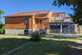 Rovinj okolica - kuća s 3 stana, 2 garaže, parcela 2140m2, Rovinj, Дом