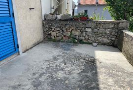 Krk, Kornić, kamena kuća 65 m2 s okućnicom 320 m2, Krk, Famiglia