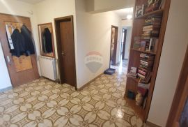 LOVRAN - etaža kuće, trosobni stan s pogledom, Lovran, Appartement