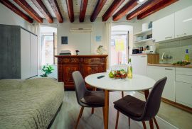 Rovinj,savršeni renovirani studio,1kat,100m od glavnog gradskog trga i mora, Rovinj, Appartment