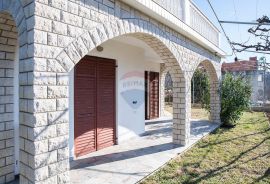 Otok Rab, Lopar, kuća 247m2 s prekrasnim vrtom, Rab, House