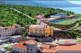 Senj, Hotel**** i ugostiteljski objekt, 2.red do mora, Senj, العقارات التجارية