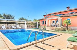 Istra,Umag-Vila s bazenom i dodatnim apartmanom, Umag, Ev