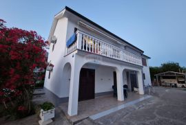 KRK - Baška - kuća 200m² - vrta 654m², Baška, Famiglia