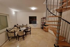 KRK - Baška - kuća 200m² - vrta 654m², Baška, Famiglia