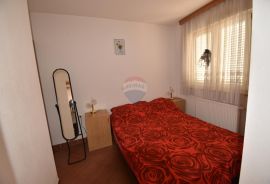 N.Vinodolski, Apartmanska zgrada s poslovnim prostorom, 400 m od mora!, Novi Vinodolski, Дом