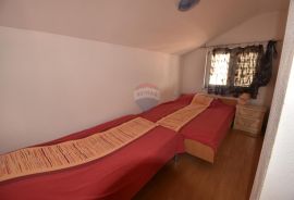 N.Vinodolski, Apartmanska zgrada s poslovnim prostorom, 400 m od mora!, Novi Vinodolski, Дом