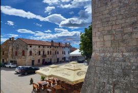 Istra, Svetvinčenat, samostojeća kuća sa dvorištem pored Kaštela, Svetvinčenat, House