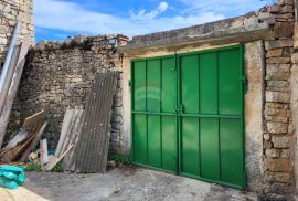 Istra, Svetvinčenat, samostojeća kuća sa dvorištem pored Kaštela, Svetvinčenat, House