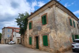 Istra, Svetvinčenat, samostojeća kuća sa dvorištem pored Kaštela, Svetvinčenat, Maison