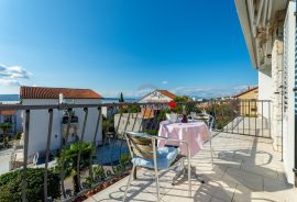 Selce, prekrasna villa od 600 m2 sa okućnicom od 720 m2, Crikvenica, Famiglia